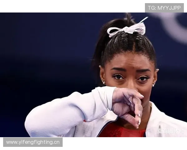 拜尔斯训练室外喝奶茶？和赛场上那个铁血女王判若两人！